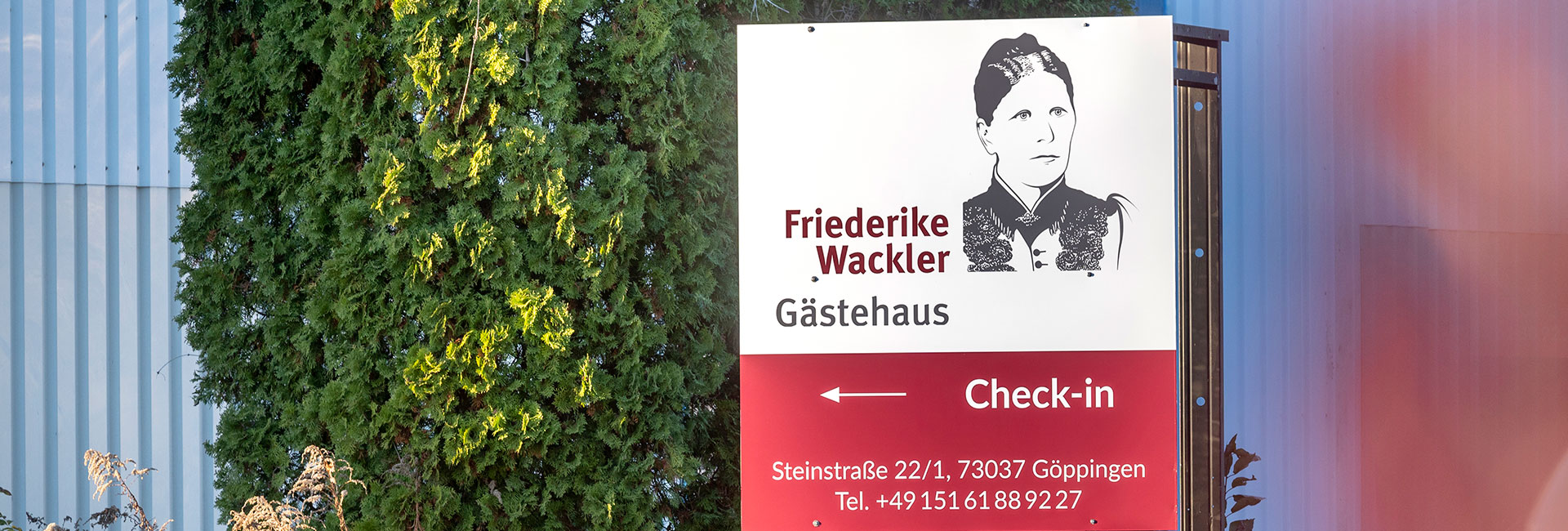 Ein großes Schild vor dem Friederike-Wackler-Gästehaus zeigt wo sich der check-in befindet